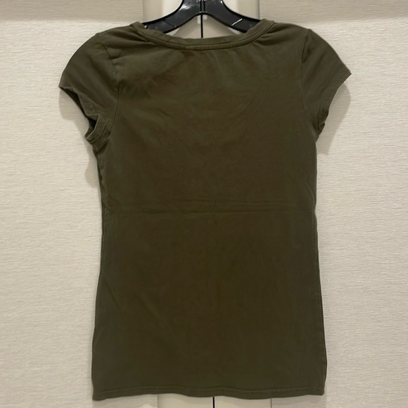 GUESS BRAND! ARMY GREEN VNECK! Size: S - Picture 4 of 7